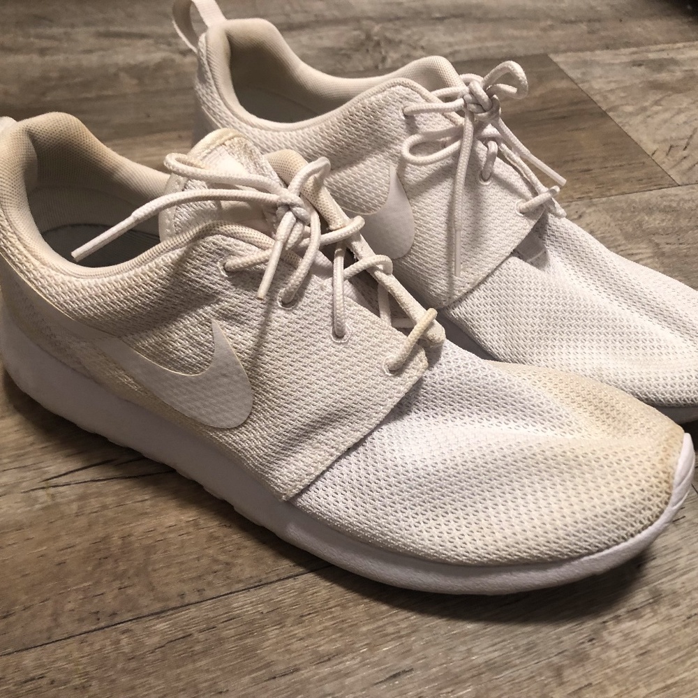 white Nike Roshe